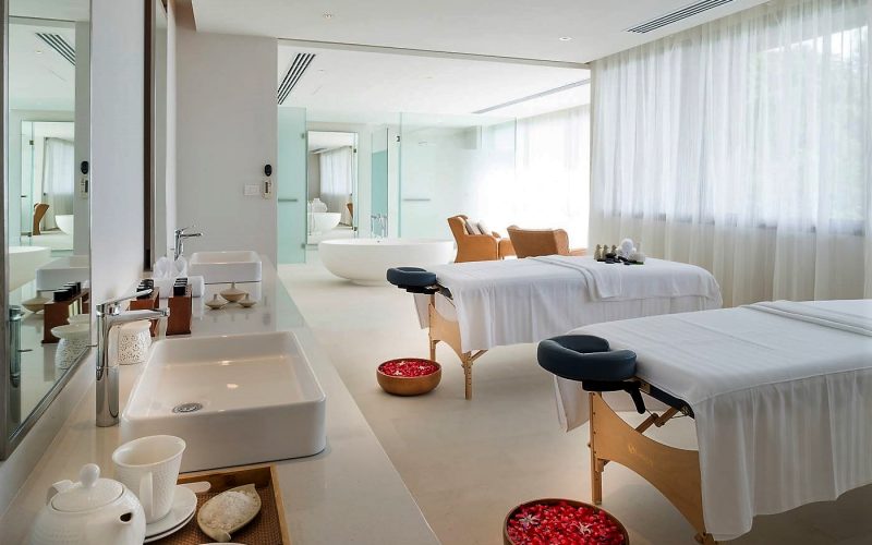 The Aquila – Magnificent 7-Bedroom Oceanfront Villa at Waterfall Bay Kamala